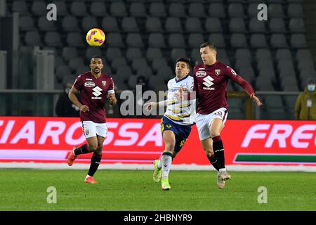 Alessandro Buongiorno del Torino FC e Giovanni Simeone Hellas Verona FC in azione durante la serie A 2021/22 tra Torino FC e Hellas Veron Foto Stock