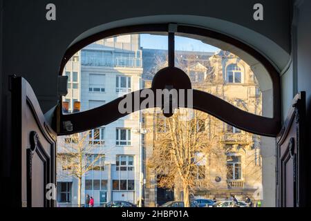 Vista del palazzo di appartamenti francese visto attraverso il cancello aperto Foto Stock