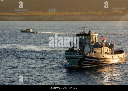 211220-N-GF955-1026 STAZIONE NAVALE GUANTANAMO BAY, CUBA - (DIC. 20, 2021) -- Una barca di rimorchiatore e un vascello di sicurezza assegnati alla Stazione Navale Guantanamo Bay, Cuba scorts la nave di combattimento litoranea libera-variante USS Billings (LCS 15) come arriva alla Stazione Navale Guantanamo Bay per una breve sosta per combustibile e disposizioni, 20 dicembre 2021. Billings è dispiegato nell'area delle operazioni della flotta USA 4th per sostenere la missione della Joint Interagency Task Force South, che include missioni di lotta contro il traffico illecito di droga nei Caraibi e nell'Est del Pacifico. (STATI UNITI Foto Navy di Mass Communication Specialist 3rd Cla Foto Stock