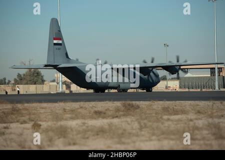 I membri dell'Aeronautica militare irachena Squadron 24 arrivano a condurre una missione di trasporto aereo alla base aerea Ali al Salem, Kuwait, 13 dicembre 2021. L'equipaggio di 12 membri ha lavorato a tre lati con i paesi vicini e ha trasportato cinque parti C-130 a sostegno delle future missioni di sollevamento aereo. (STATI UNITI Esercito foto di SPC. Adaris Cole) Foto Stock