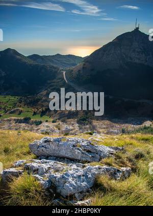 Vista dalla cima del Monte Lovcen al Mausoleo di Njego, guardando verso ovest e retroilluminata dal sole del tardo pomeriggio estivo. Foto Stock