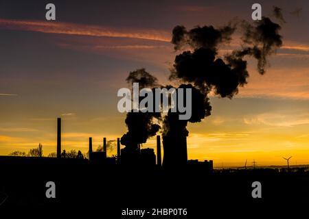 Neurath, Germania. 20th Dic 2021. La centrale elettrica alimentata a lignite di Neurath è alimentata con lignite dalla vicina Tagebau Garzweiler, una miniera a cielo aperto alimentata da RWE. Le centrali elettriche a carbone in Germania saranno gradualmente eliminate entro il 2038 al più tardi per soddisfare l'obiettivo di 1,5 gradi sul clima. Credit: Matthias Oesterle/Alamy Live News Foto Stock