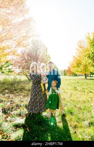 Divertente ritratto sorridente di una famiglia di quattro spazi aperti Foto Stock