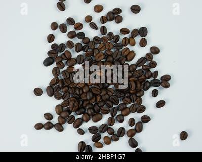 chicchi di caffè arrosto isolati su sfondo bianco. Foto Stock