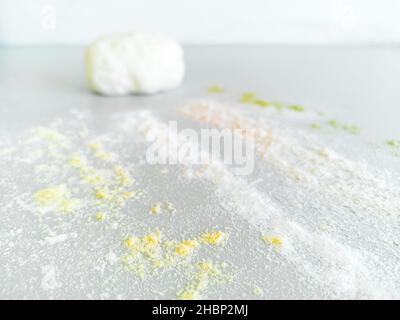 Impasto di pannolino e farina di vario genere sul tavolo Foto Stock
