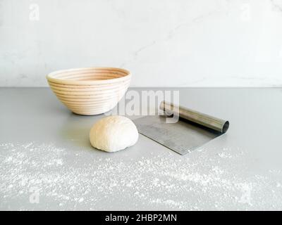 Vista frontale sull'inventario di cottura del pane e pezzo di pasta sul tavolo Foto Stock