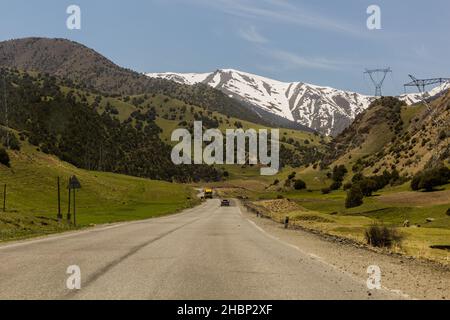 Strada M34 nella catena montuosa del Turkestan in Tagikistan Foto Stock