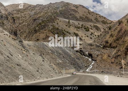 Strada M34 nella catena montuosa del Turkestan in Tagikistan Foto Stock