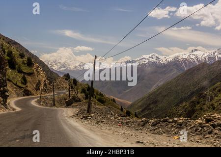 Strada M34 nella catena montuosa del Turkestan in Tagikistan Foto Stock