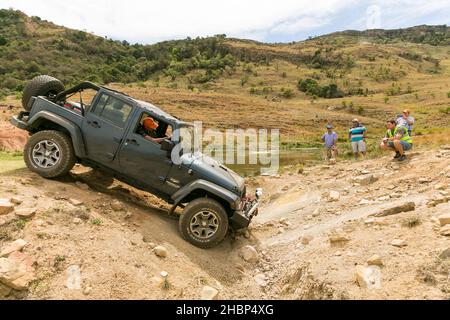 HARRISMITH, SUDAFRICA - 11 agosto 2021: Un gruppo di persone al Jeep Owners Club nel Drakensberg, Harrismith, Sudafrica Foto Stock