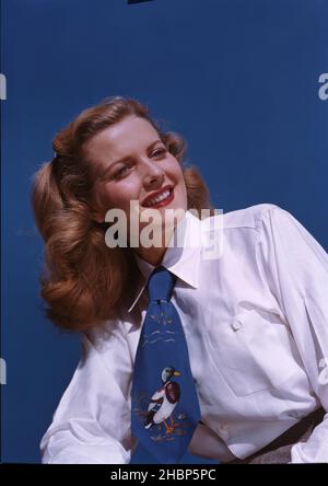 Ragazza teen in camicia bianca e cravatta blu su sfondo blu Foto Stock