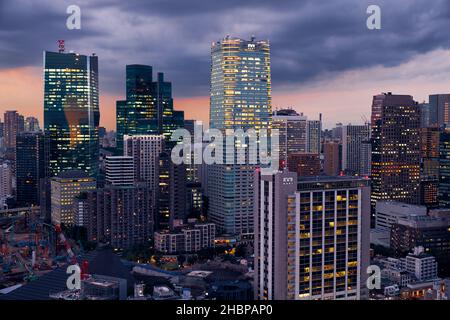 Tokyo, Giappone - 23 ottobre 2019: I grattacieli di ARK Hills visti dalla piattaforma di osservazione della Torre di Tokyo di notte. Città di Minato. Tokyo. Giappone Foto Stock