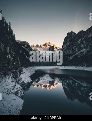 lago gosau in inverno con neve in alta austria Foto Stock