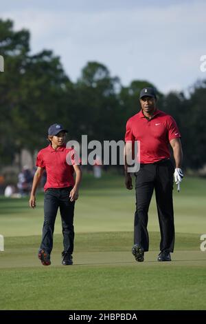 Tiger Woods (R) e suo figlio Charlie Woods durante il secondo round del torneo di golf PNC Championship presso il Ritz-Carlton Golf Club di Orlando, Florida, Stati Uniti il 19 dicembre 2021. Credit: Yasuhiro JJ Tanabe/AFLO/Alamy Live News Foto Stock