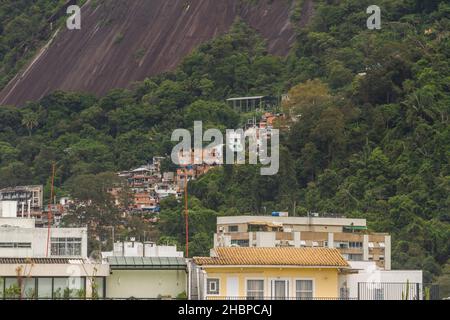 Collina di Santa Marta vista dalla spiaggia di Arpoador a Rio de Janeiro. Foto Stock