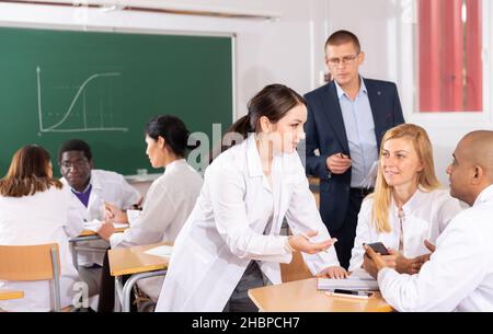 Gruppo multirazziale di medici che lavorano in gruppi Foto Stock