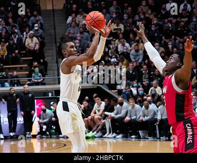 West Lafayette, Indiana, Stati Uniti. 20th Dic 2021. Purdue Boilermakers guardia Jaden Ivey (23) spara sopra il braccio allungato di Incarnate Word Cardinals guardia Josh Morgan (13) nel gioco tra i Verbiti Incarnate Cardinals e i Purdue Boilermakers alla Mackey Arena a West Lafayette, Indiana. Credito obbligatorio: Sandra Dukes/CSM/Alamy Live News Foto Stock