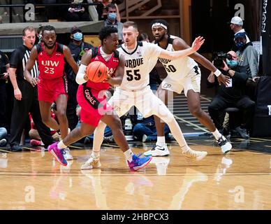 Dicembre 20, 2021:Purdue Boilermakers guardia Sasha Stefanovic (55) in guardia contro i Verbiti incarnati guardia Josh Morgan (13) nel gioco tra i Verbiti incarnati e i Purdue Boilermakers alla Mackey Arena a West Lafayette, Indiana. Credito obbligatorio: Sandra Dukes/CSM. Foto Stock