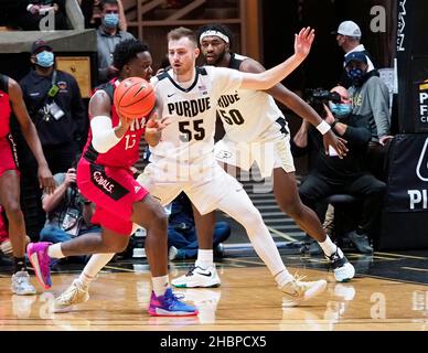 Dicembre 20, 2021:Purdue Boilermakers guardia Sasha Stefanovic (55) in guardia contro i Verbiti incarnati guardia Josh Morgan (13) nel gioco tra i Verbiti incarnati e i Purdue Boilermakers alla Mackey Arena a West Lafayette, Indiana. Credito obbligatorio: Sandra Dukes/CSM. Foto Stock