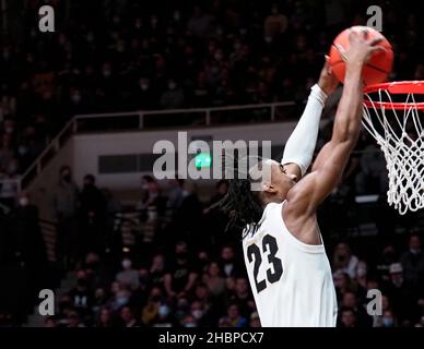 West Lafayette, Indiana, Stati Uniti. 20th Dic 2021. Purdue Boilermakers Guard Jaden Ivey (23) si prepara a dare il meglio della palla nel gioco tra gli Incarnate Word Cardinals e i Purdue Boilermakers alla Mackey Arena di West Lafayette, Indiana. Credito obbligatorio: Sandra Dukes/CSM/Alamy Live News Foto Stock