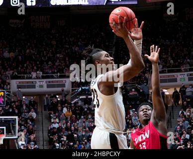 West Lafayette, Indiana, Stati Uniti. 20th Dic 2021. Purdue Boilermakers guardia Jaden Ivey (23) spara su Incarnate Word Cardinals Forward Godsgift Ezedinma (23) nella prima metà del gioco tra i Verbiti Incarnate Cardinals e i Purdue Boilermakers alla Mackey Arena a West Lafayette, Indiana. Credito obbligatorio: Sandra Dukes/CSM/Alamy Live News Foto Stock