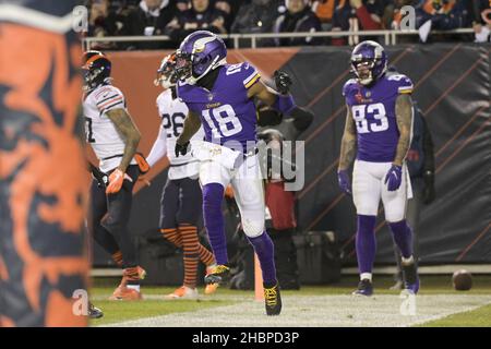 Chicago, Stati Uniti. 20th Dic 2021. Minnesota Vikings Justin Jefferson (18) celebra il suo primo quarto di touchdown contro i Chicago Bears al Soldier Field di Chicago lunedì 20 dicembre 2021. Foto di Mark Black/UPI Credit: UPI/Alamy Live News Foto Stock