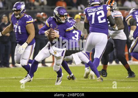 Chicago, Stati Uniti. 20th Dic 2021. Minnesota Vikings quarterback Kirk Cousins (8) cerca un ricevitore aperto contro i Chicago Bears al Soldier Field di Chicago lunedì 20 dicembre 2021. Foto di Mark Black/UPI Credit: UPI/Alamy Live News Foto Stock