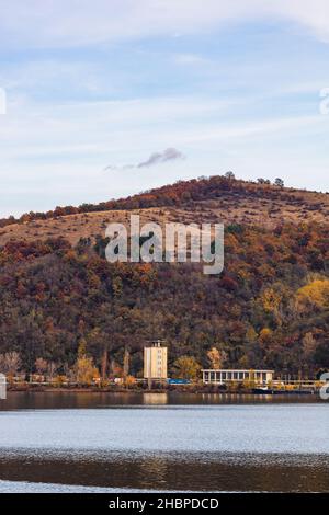 Un colpo verticale del fiume danubio e della vegetazione e degli edifici della città di Orsova Foto Stock