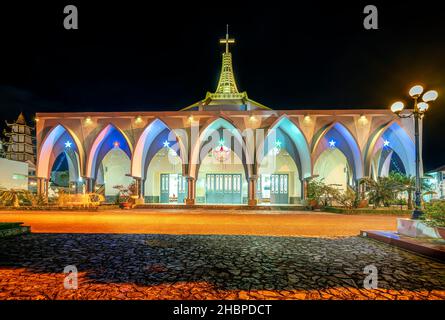 Visualizza l'architettura fuori dalla cattedrale di Bao Loc in inverno di notte. Questa è la cattedrale più grande del Vietnam, attrae i parrocchiani a pregare ogni giorno Foto Stock