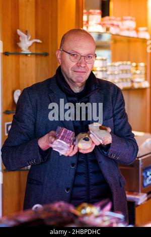 Ichtratzheim, Francia. 17th Dic 2021. I prodotti a base di foie gras d'anatra e d'oca sono in vendita presso il banco refrigerato del negozio 'Les Foies Gras du Ried'. Vi sono, ad esempio, conserve di fegato, fegati interi di pollame o il prodotto premium, il cosiddetto foie gras mi-cuit (semi-cotto). (A dpa 'Qualprodukt oder unverzichtbar? France Fights about foie gras') Credit: Philipp von Ditfurth/dpa/Alamy Live News Foto Stock