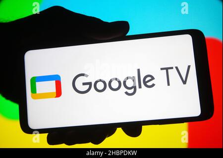 Ucraina. 20th Dic 2021. In questa immagine, il logo Google TV è visibile su uno smartphone in una mano. Credit: SOPA Images Limited/Alamy Live News Foto Stock