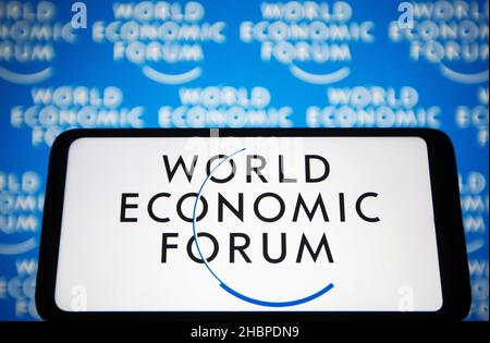 Ucraina. 20th Dic 2021. In questa foto, sullo schermo di uno smartphone viene visualizzato il logo del World Economic Forum (WEF). Credit: SOPA Images Limited/Alamy Live News Foto Stock