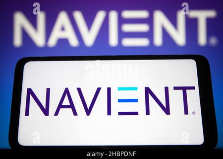 Ucraina. 20th Dic 2021. In questa figura, sullo schermo di uno smartphone e di un computer viene visualizzato il logo Navient Corporation. Credit: SOPA Images Limited/Alamy Live News Foto Stock