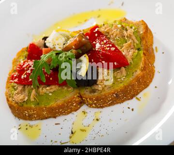 Immagine del panino con tonno in scatola e verdure Foto Stock