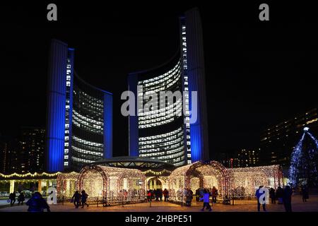 Toronto, Canada - 20 dicembre 2021: Toronto City Hall Square è illuminata con luci luminose ogni anno per la stagione natalizia. Foto Stock