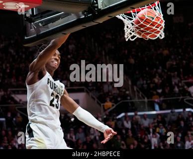 West Lafayette, Indiana, Stati Uniti. 20th Dic 2021. Purdue Boilermakers guardia Jaden Ivey (23) guarda il finale al suo azionamento nel 2nd metà tof il gioco tra gli Incarnate Word Cardinals e i Purdue Boilermakers alla Mackey Arena a West Lafayette, Indiana. Credito obbligatorio: Sandra Dukes/CSM/Alamy Live News Foto Stock