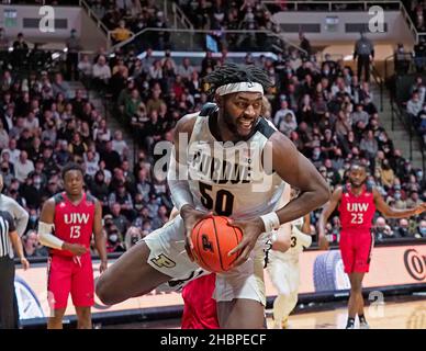 Dicembre 20, 2021:Purdue Boilermakers Forward Trevion Williams (50) afferra un rimbalzo nella metà 2nd del gioco tra i Verbiti Incarnati e i Purdue Boilermakers alla Mackey Arena a West Lafayette, Indiana. Credito obbligatorio: Sandra Dukes/CSM. Foto Stock