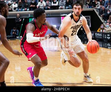 West Lafayette, Indiana, Stati Uniti. 20th Dic 2021. Purdue Boilermakers Guard Ethan Morton (25) guida oltre i Word Cardinals Incarnate Guardia Josh Morgan (13) nella metà del 2nd del gioco tra i Word Cardinals Incarnate e i Purdue Boilermakers alla Mackey Arena a West Lafayette, Indiana. Credito obbligatorio: Sandra Dukes/CSM/Alamy Live News Foto Stock