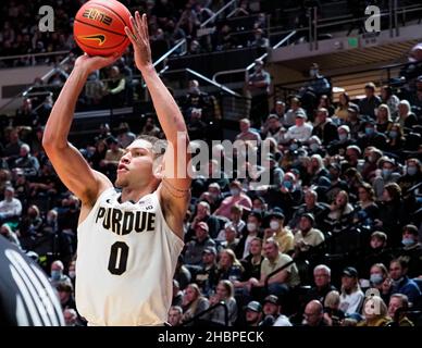 West Lafayette, Indiana, Stati Uniti. 20th Dic 2021. Purdue Boilermakers Forward Mason Gillis (0) si prepara a sparare nel gioco nella metà del 2nd tra i Verbiti Cardinali Incarnate e i Purdue Boilermakers alla Mackey Arena a West Lafayette, Indiana. Credito obbligatorio: Sandra Dukes/CSM/Alamy Live News Foto Stock