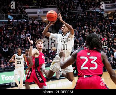 West Lafayette, Indiana, Stati Uniti. 20th Dic 2021. Purdue Boilermakers guardia Isaiah Thompson (11) spara in un viaggio oltre la difesa di Incarnate Word Cardinals Forward Godsgift Ezedinma (23) nella metà tof 2nd il gioco tra i Verbiti Incarnate Cardinals e i Purdue Boilermakers alla Mackey Arena a West Lafayette, Indiana. Credito obbligatorio: Sandra Dukes/CSM/Alamy Live News Foto Stock