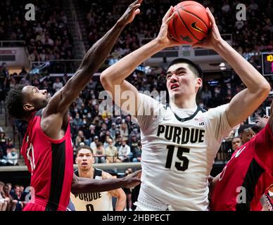 West Lafayette, Indiana, Stati Uniti. 20th Dic 2021. Purdue Boilermakers Center Zach Edey (15) spara sul braccio allungato di Incarnate Word Cardinals in avanti Johnny Hughes III (11) nella metà del 2nd della partita tra i Verbiti Incarnate Cardinals e i Purdue Boilermakers alla Mackey Arena a West Lafayette, Indiana. Credito obbligatorio: Sandra Dukes/CSM/Alamy Live News Foto Stock