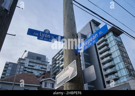 OTTAWA, ONTARIO, CANADA - 14 NOVEMBRE 2021: Segnaletica stradale all'angolo tra Lyon Street North e Nepean Street nel centro città. Foto Stock