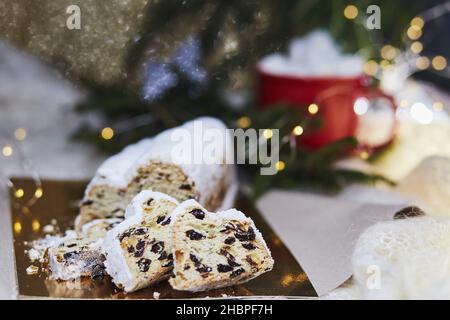 Natale festivo Stollen, Christstollen - pane classico lievito di Natale. Bevanda calda con marshmallow. Accogliente cena estetica. Tradizione natalizia wi Foto Stock