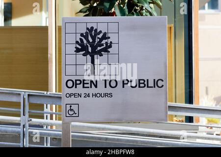 Segnaletica "aperta al pubblico" con gli orari di apertura elencati, presso uno spazio pubblico privato (POPS) a New York, New York. Foto Stock