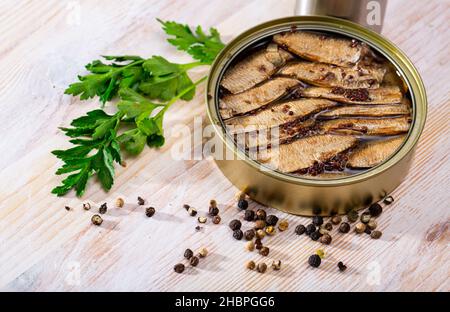 Piccole sardine affumicate di riga in olio Foto Stock