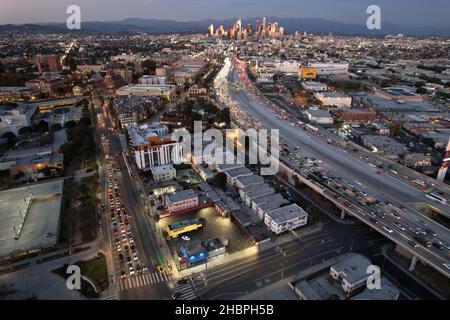 Vista aerea del traffico nelle ore di punta sulla superstrada Interstate 110, mercoledì 15 dicembre 2021, a Los Angeles. Foto Stock