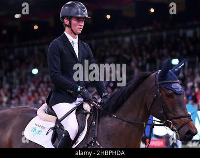 Royal Victoria Dock, Regno Unito. 20th Dic 2021. London International Horse Show. Excel Londra. Royal Victoria Dock. Oliver Fletcher (GBR) che guida GARANDE durante la classe 19 - il Voltaire sotto i campionati 25. Credit: Sport in immagini/Alamy Live News Foto Stock