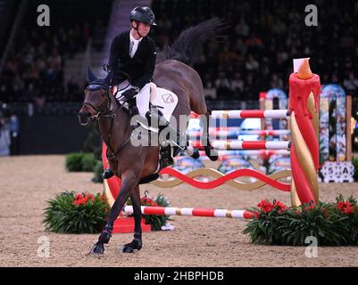 Royal Victoria Dock, Regno Unito. 20th Dic 2021. London International Horse Show. Excel Londra. Royal Victoria Dock. Oliver Fletcher (GBR) che guida GARANDE durante la classe 19 - il Voltaire sotto i campionati 25. Credit: Sport in immagini/Alamy Live News Foto Stock