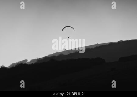 parapendio con silhouette in bianco e nero Foto Stock