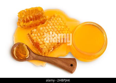 Nido d'ape e pozza di miele con cucchiaio isolato su sfondo bianco con percorso di taglio e profondità di campo piena. Vista dall'alto. Disposizione piatta Foto Stock